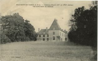 carte postale ; BEAUMONT-EN-VÉRON (I.-& -L.) - Château d'Isoré (XVe et XVIIe siècles) / Vue nord-ouest du château (2007.31.31)