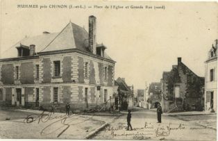 carte postale ; HUISMES près CHINON (I.-et-L.) - Place de l’Église et Grande Rue (nord) (2007.31.64)