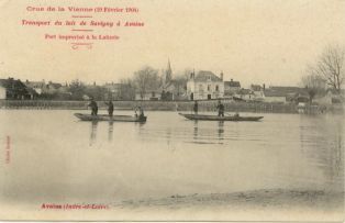 carte postale ; Crue de la Vienne (19 Février 1904) / Transport du lait de Savigny à Avoine / Port improvisé à la Laiterie / Avoine (Indre-et-Loire) (2007.31.81)