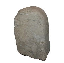 Borne, pierre calcaire taillée, époque médiévale, D 2012.0.43.1, musée du Théâtre forain, Artenay