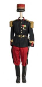 uniforme militaire (ensemble) ; veste (1) ; pantalon (1) ; képi (1) ; paire de bottes (1) ; ceinturon (1) ; bélière (1) ; sabre (1) ; uniforme de colonel d'infanterie (2008.3.1.0)