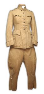 uniforme militaire (ensemble) ; veste (1) ; pantalon (1) ; casque colonial (1) ; uniforme de légionnaire (2008.3.5.0)