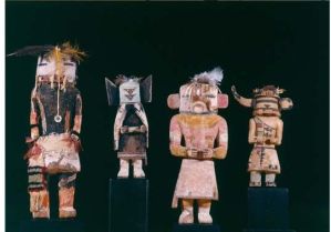 4  Poupées Kachina, Nouveau-Mexique- Arizona, Société Hopi, 1900-1910, bois peint, plume, fibres végétales, boutons, donation Fred Deux, 2000 ; © Jean Bernard