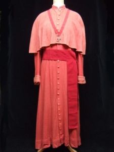 costume de cardinal (ensemble) ; robe ; cape ; robe de cardinal (1987.78.1) avec cape attenante (1987.78.2) (1987.78.1& 2 ; 78.1 ; 78.2)