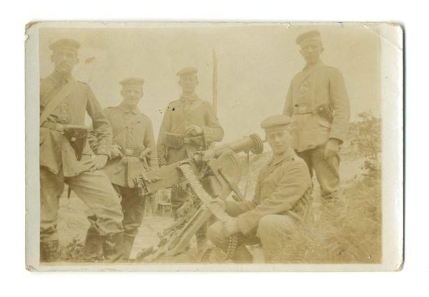 Soldats posant devant une mitrailleuse Maxim MG 08.