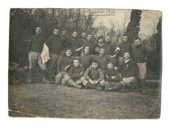 Photographie de Jean Marfaing et camarades jouant au rugby.