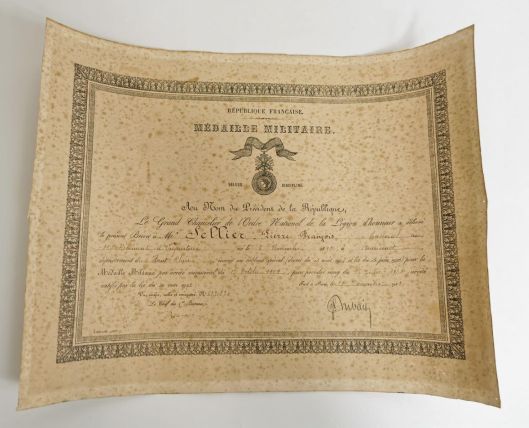 Brevet de Chevalier de la médaille militaire décerné à Pierre Sellier.