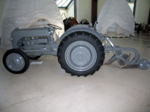 Tracteur Ford Ferguson ; charrue bisoc simple