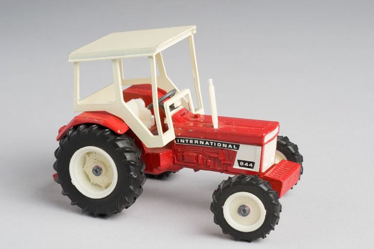 Oeuvre : Précisions - tracteur (miniature) ; Tracteur IH844 (2000.06.01)