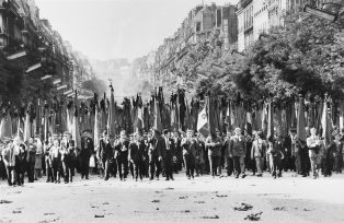 "Manifestations", Boulevard de Magenta, Funérailles de Maurice Thorez, Paris, 1964 ; © Marquis Jean