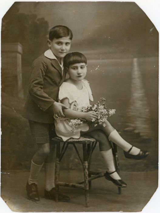 1929, avec sa soeur Marie (Salonique)