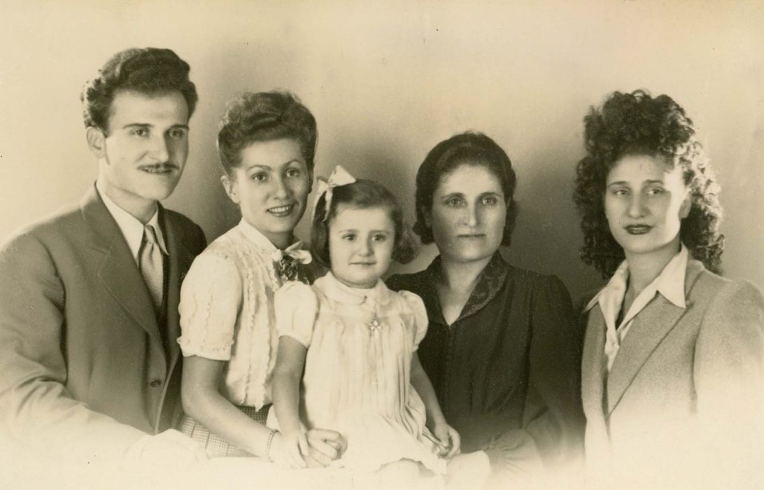 1945, avec son épouse, leur fille, sa mère et sa soeur Marie