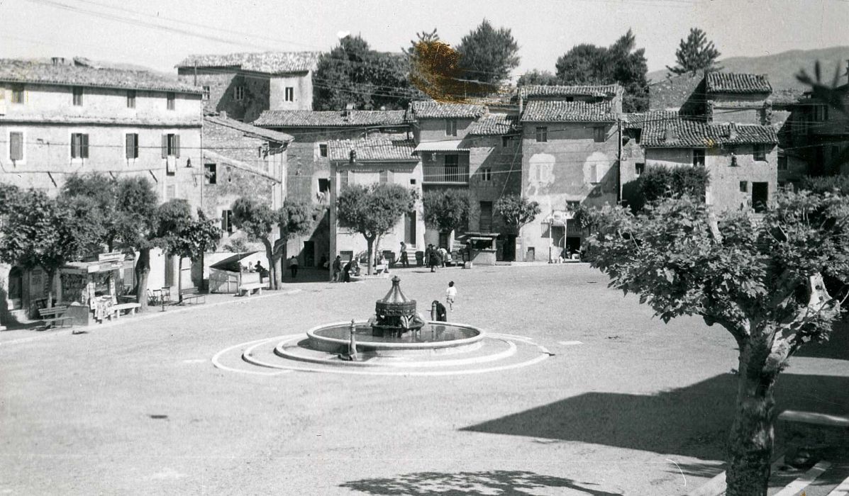 1957, la place d'Anticoli (Italie)