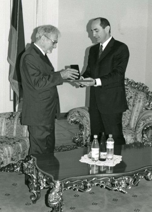 2002, remise de la médaille Mesrop Mashots par le Président de la République d'Arménie