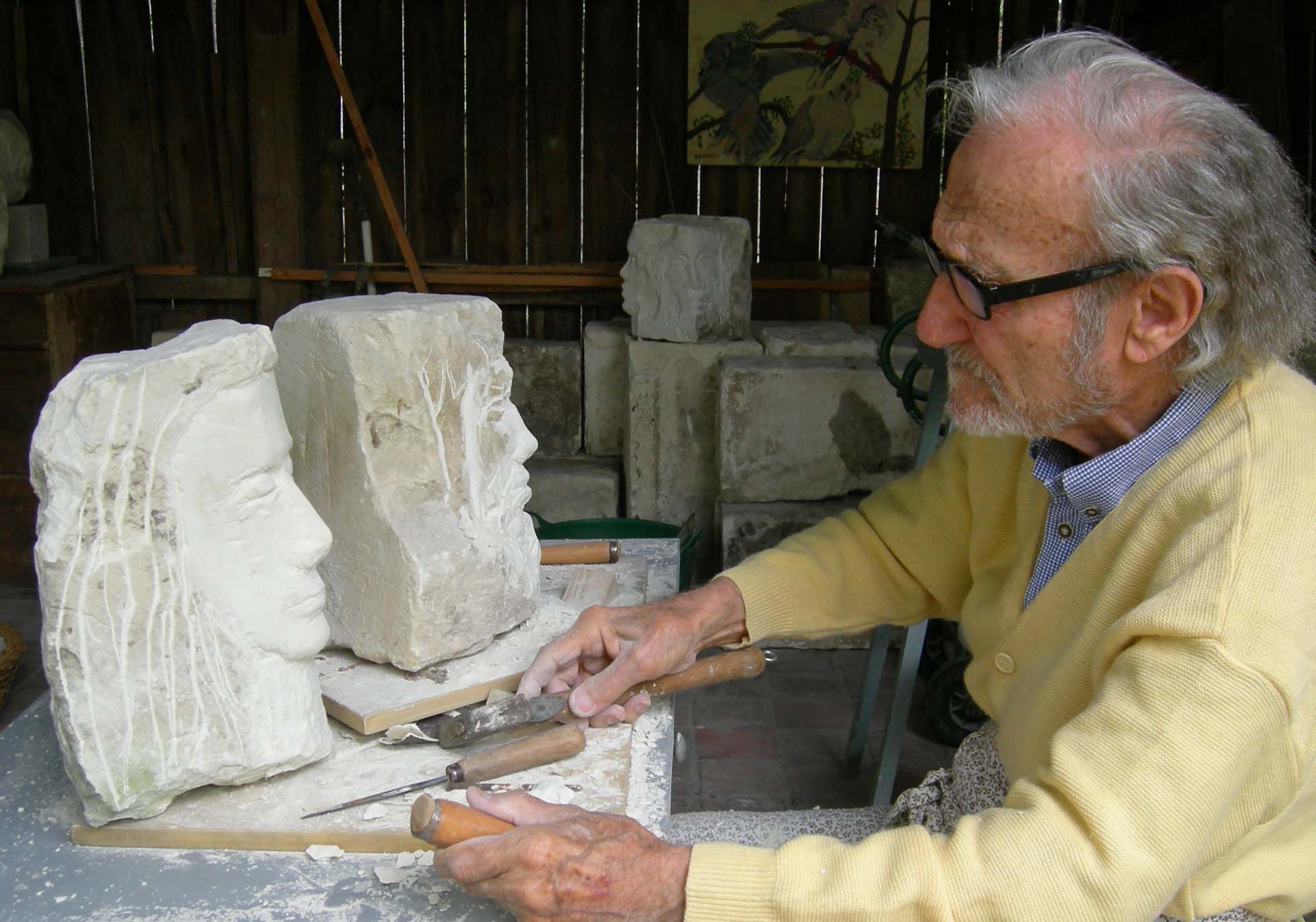 Jansem sculptant des pierres de tuffeaux