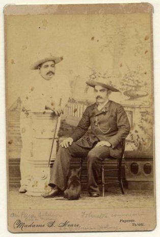 Ariipaea Salmon , père de Marau ; Johnston, commerçant Légende sous la mention du photographe "a eu pour successeur Holmes"