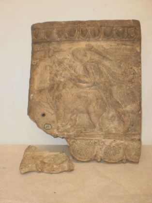 Bas relief terre cuite dite plaque Campana, Pirithoüs tuat le centaure Euxilion ; © Musée des Beaux-Arts de Chartres
