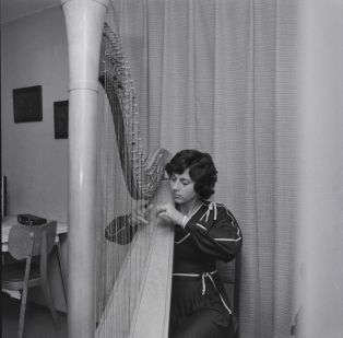 Jeune musique harpiste-flûtiste 02.01.1978 ; © Titulaire(s) des droits : MC2 Grenoble