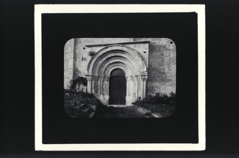plaque de verre photographique ; Courpiac, portail [de l’église]