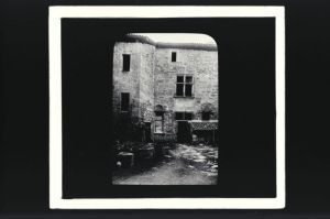 plaque de verre photographique ; château de Curton, façade sur la cour XVI