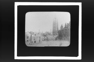plaque de verre photographique ; Saint-André et la Tour Pey-Berland, démolition du Doyenné (Phot. Terpereau vers 1965)