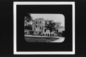 plaque de verre photographique ; Lamarque, le château, vue sur la cour