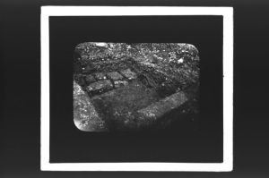plaque de verre photographique ; Tranchée n°1, Hypocauste (Titre du négatif : Fouilles de St Seurin, Tranchée N°1, Ensemble)