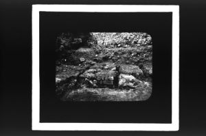 plaque de verre photographique ; Tranchée n°1, Hypocauste (Titre du négatif : Fouilles de St Seurin, Tranchéee N°1, caniveaux)