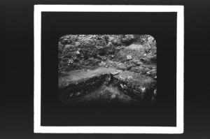 plaque de verre photographique ; Tranchée n°1, Hypocauste (Titre du négatif : Fouilles de St Seurin, Tranchée N°1, murs)