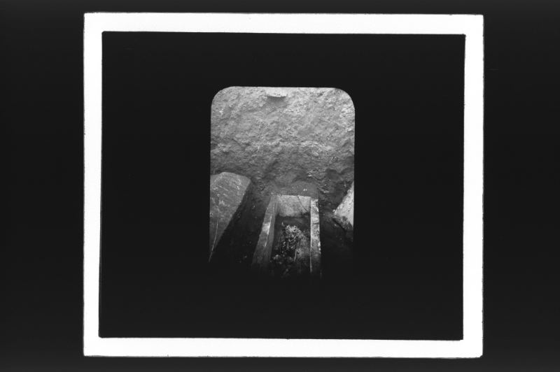 plaque de verre photographique ; Tranchée n°4 (Titre du négatif : Fouilles de St Seurin, Tranchée N°4, La mère et l’enfant)