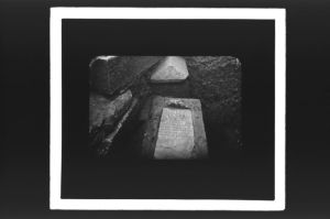 plaque de verre photographique ; Tranchée n°7, Sarcophage de Flavinus (Titre du négatif : Fouilles de St Seurin, tranchée n°7, Sarcophage Flavinus)