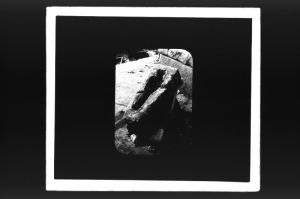 plaque de verre photographique ; Tranchée n°8, Sarcophage d’enfant (Titre du négatif : Fouilles de St Seurin, Sarcophage d’enfant)