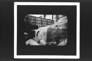 plaque de verre photographique ; Restes de construction gallo-romaine (Titre du négatif : Fouilles de St Seurin, l’édicule)