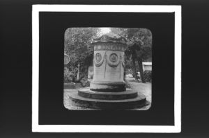 plaque de verre photographique ; Cimetière protestant de la rue Judaïque, Monument de la fam. Streckeisen (anciennement au cimetière des Etrangers)