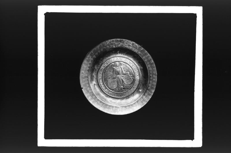 plaque de verre photographique ; Plat de la confrérie de St Jean des Porteurs de morues