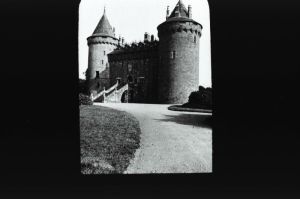 plaque de verre photographique ; Combourg : château : entrée