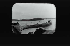 plaque de verre photographique ; Saint-Malo : les remparts, le môle