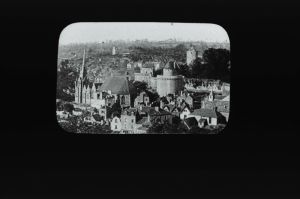 plaque de verre photographique ; Fougères : le château, l'église Saint-Sulpice