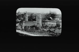 plaque de verre photographique ; Fougères : le château, l'église Saint-Léonard