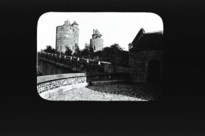 plaque de verre photographique ; Fougères : le château : vue prise de la courtine