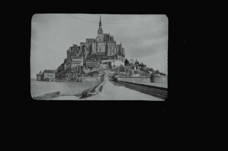 plaque de verre photographique ; Mont-Saint-Michel (Le) : vu de la digue