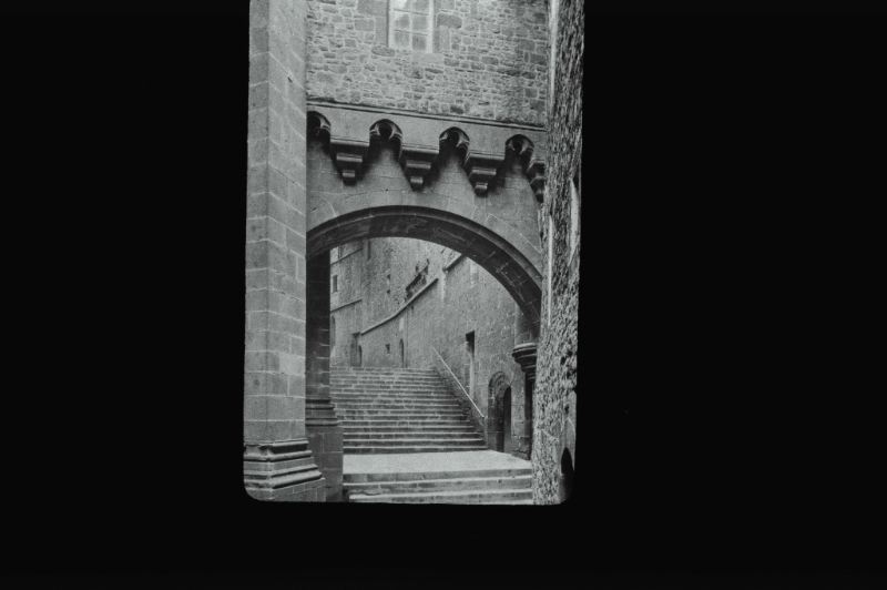 plaque de verre photographique ; Mont-Saint-Michel (Le) : pont fortifié