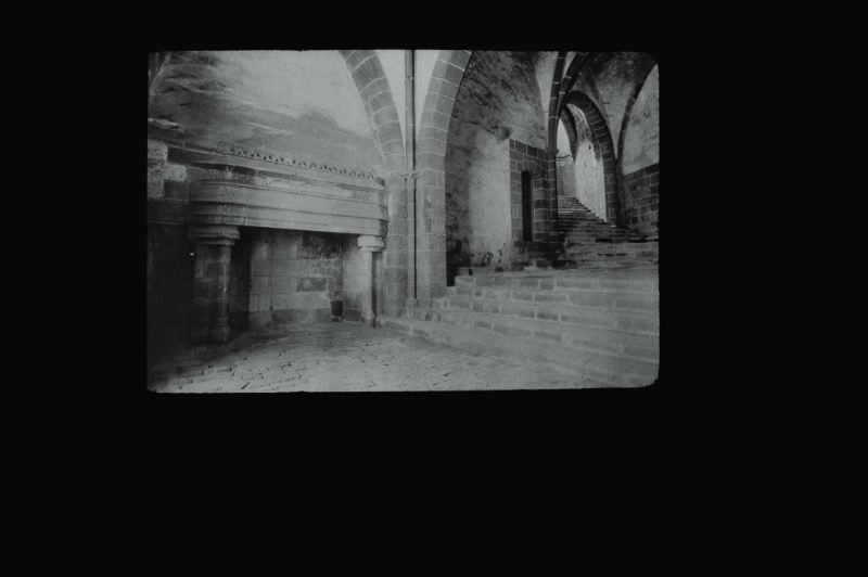 plaque de verre photographique ; Mont-Saint-Michel (Le) : salle des Gardes