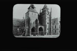 plaque de verre photographique ; Saint-Brieuc : la cathédrale : tour fortifiée