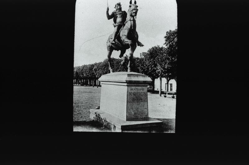 plaque de verre photographique ; Dinan : statue de Bertrand Du Guesclin