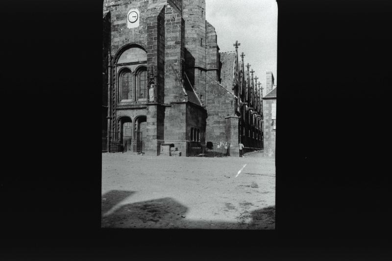 plaque de verre photographique ; Corlay : église : bas-côté