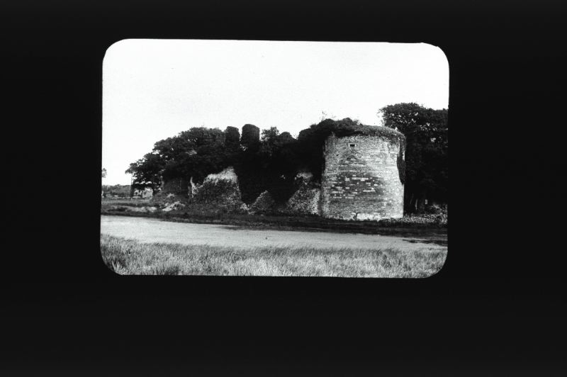 plaque de verre photographique ; Corlay : ruines du château