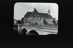 plaque de verre photographique ; Lannion : pont et hospice Sainte-Anne