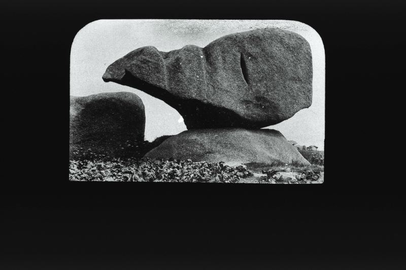 plaque de verre photographique ; Perros-Guirec : Ploumanach : la roche branlante