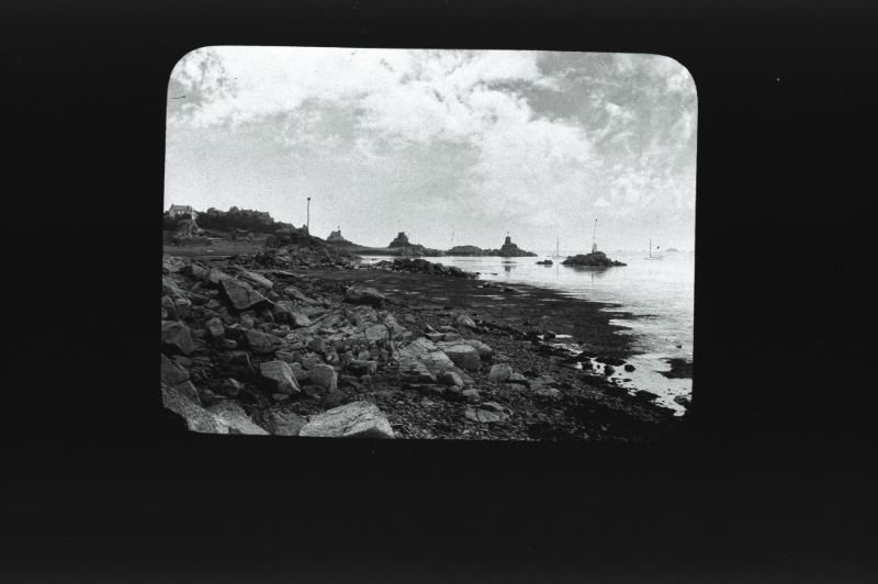 plaque de verre photographique ; Ile-de-Bréhat : la côte